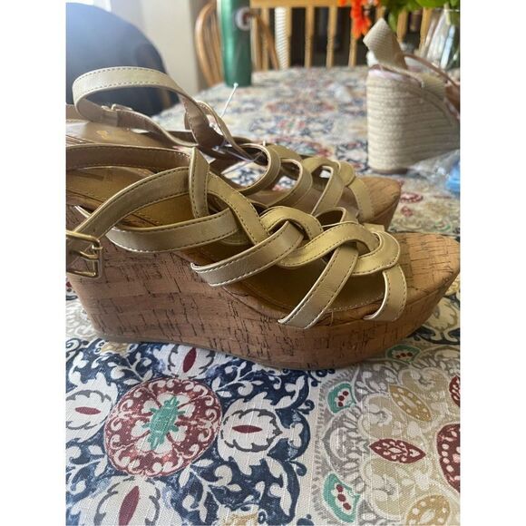 Report Women's Tan/Cream Strappy Cork Wedge Sandals Size 10 New without Box - Picture 9 of 11